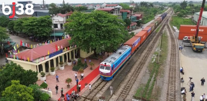 Bạn có thể đón xe khách liên vận quốc tế để sang trường gà Thomo